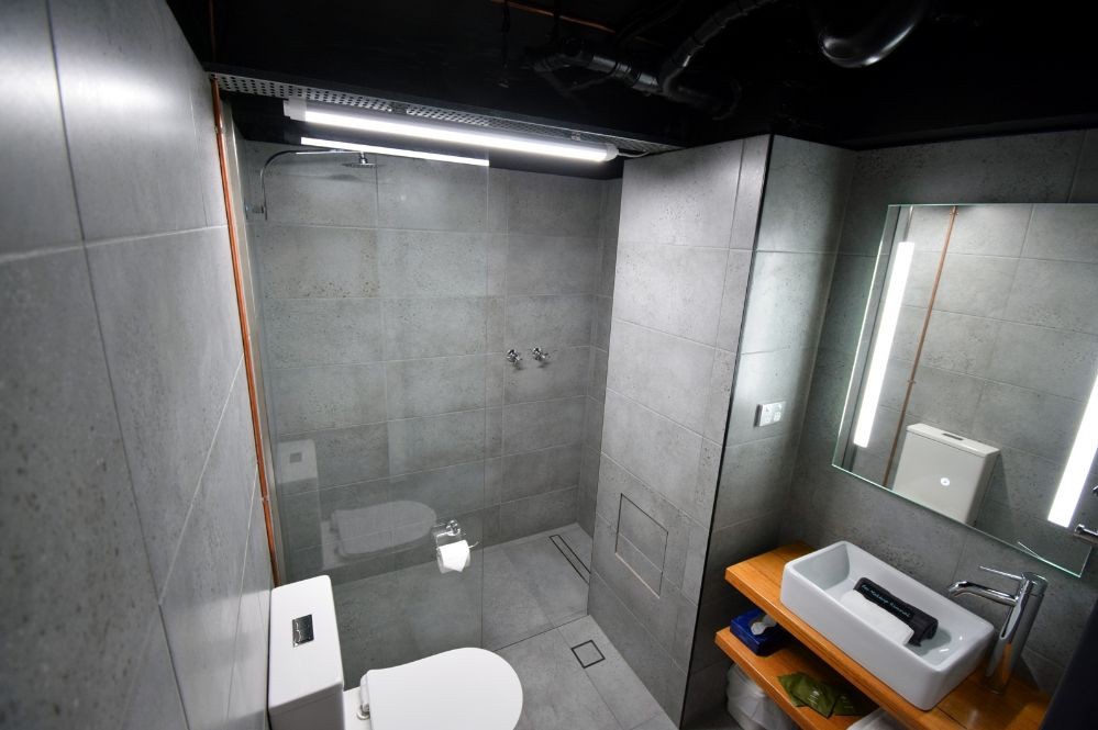 DELUXE Queen Room Downstairs